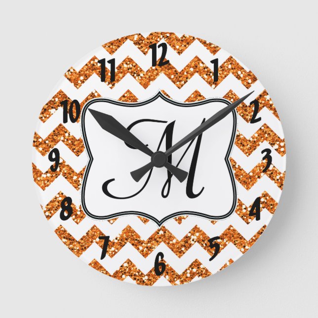 Moderne Orange Zickzack Monogram Erstklemme Runde Wanduhr (Vorderseite)