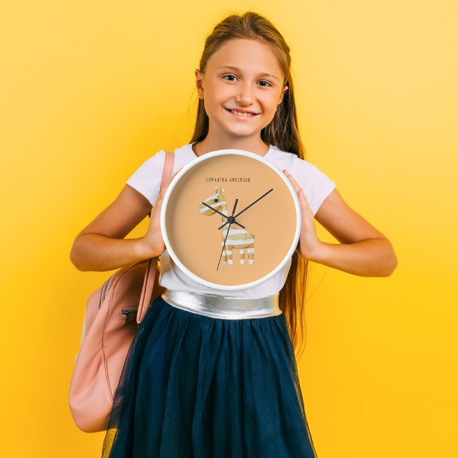 Moderne Orangengiraffe mit Namen Runde Wanduhr (Von Creator hochgeladen)