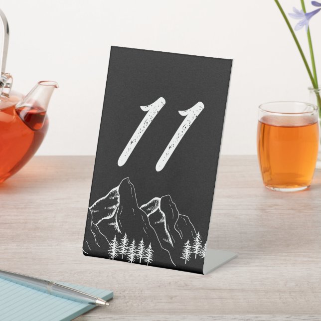 Moderne Outdoor Mountain Pine Tischnummer Sockelschild (In SItu)