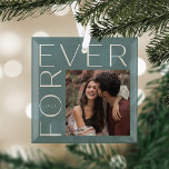 Moderne Paare Foto & Jahr Ornament Aus Glas<br><div class="desc">Feiern Sie Ihre Ehe oder Verlobung mit diesem eleganten Glasschmuck mit einem beliebten Foto aus der Viereck- oder Verlobung,  begleitet von "FOREVER" in moderner Schrift. Das Jahr erscheint im Buchstaben "O".</div>
