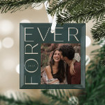 Moderne Paare Foto & Jahr Ornament Aus Glas<br><div class="desc">Feiern Sie Ihre Ehe oder Verlobung mit diesem eleganten Glasschmuck mit einem beliebten Foto aus der Viereck- oder Verlobung,  begleitet von "FOREVER" in moderner Schrift. Das Jahr erscheint im Buchstaben "O".</div>