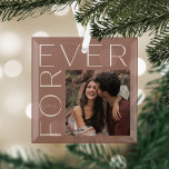 Moderne Paare Foto & Jahr Ornament Aus Glas<br><div class="desc">Feiern Sie Ihre Ehe oder Verlobung mit diesem eleganten Glasschmuck mit einem beliebten Foto aus der Viereck- oder Verlobung,  begleitet von "FOREVER" in moderner Schrift. Das Jahr erscheint im Buchstaben "O".</div>