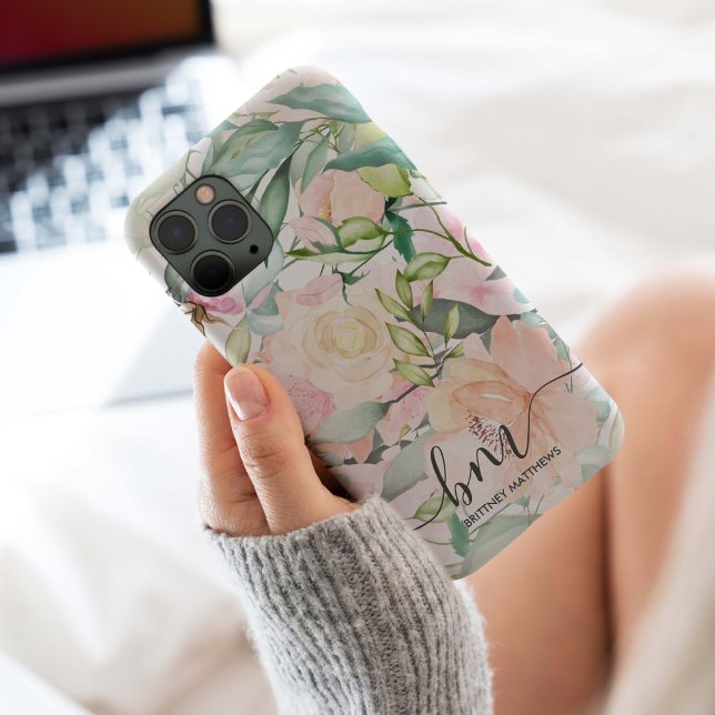 Moderne Pastell Floral Monogramm Case-Mate iPhone Hülle (Beautiful elegant pastel all over floral with a monogram creating a modern cell phone case design.)