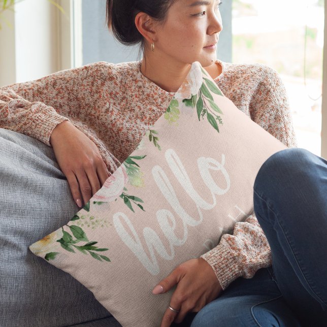 Moderne pastellrosa Blume Hallo und Sie nennen Dekokissen (Von Creator hochgeladen)