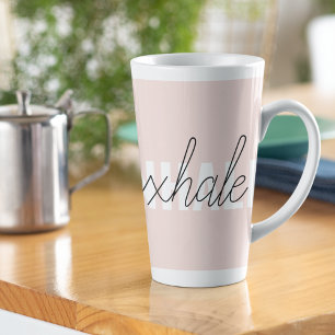 Moderne Pastellrosa Einatmen Ausatmen Zitat Milchtasse