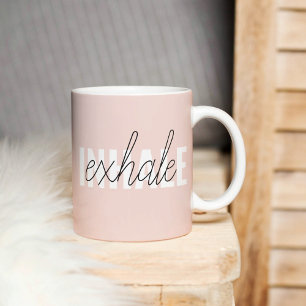 Moderne Pastellrosa Einatmungs-Ausatmungs-Zitat Kaffeetasse
