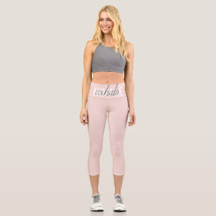 Moderne Pastellrosa Einatmungs- und Ausatmungszita Capri Leggings