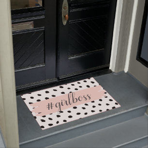 Moderne pastellrosa Girl Boss & Black Dots Fußmatte