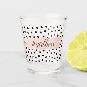 Moderne pastellrosa Girl Boss & Black Dots Schnapsglas