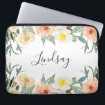 Moderne Peach Watercolor Blume Mit Monogramm Laptopschutzhülle<br><div class="desc">Mit der schönen pfirsich und cremefarbenen Aquarell-Blume und Ihrem Namen ist ein kalligraphisches Skript,  dieser Computerärmel wird sicher ein Blickfang sein,  wenn jemand Ihren Laptop in Ihren Händen sieht!</div>