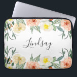 Moderne Peach Watercolor Blume Mit Monogramm Laptopschutzhülle<br><div class="desc">Mit der schönen pfirsich und cremefarbenen Aquarell-Blume und Ihrem Namen ist ein kalligraphisches Skript,  dieser Computerärmel wird sicher ein Blickfang sein,  wenn jemand Ihren Laptop in Ihren Händen sieht!</div>