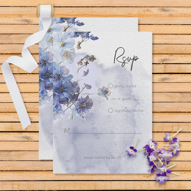 Moderne Periwinkle Blue Watercolor-Wildblumen RSVP Karte (Von Creator hochgeladen)