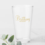 Moderne Personalisierte Bridesmädchen mit Goldschr Glas<br><div class="desc">Modernes Gold Personalisiert Bridesmaids Glass mit dem personalisierten Namen der Brautjungfrau in goldmoderner Kalligraphie Schriftart Stil mit dem Titel in goldmodernen Sans Serif Schriftart Stil. Auch perfekt für Trauzeugin, Blume Mädchen, Mutter der Braut, Trauzeuge, Trauzeuge, Vater der Braut und mehr. Bitte beachten Sie: Die Details der Folie werden im Kunstwerk...</div>