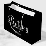 Moderne Personalisierte Bridesmaier Große Geschenktüte<br><div class="desc">Moderne Personalisierte Bridesmaids Geschenke mit dem personalisierten Namen der Brautjungfrau in weißem,  modernem kalligrafischem Schriftart mit Titel und Hochzeitstermin in weißem,  modernen Sans Serif Schriftart Stil auf schwarzem Hintergrund. Auch perfekt für die Trauzeugin,  Blumenmädchen,  Brautmutter und vieles mehr.</div>