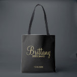 Moderne Personalisierte Bridesmaier in Schwarz und<br><div class="desc">Moderne Black and Gold Personalisiert Bridesmaids Geschenke mit dem personalisierten Namen einer Brautjungfrau in modernem, goldfarbenem Schriftart mit Titel und Hochzeitstermin in modernem serifenem Schriftart auf schwarzem Hintergrund. Auch perfekt für die Trauzeugin, Blumenmädchen, Brautmutter und vieles mehr. Bitte beachten Sie: Die Details der Folie werden im Kunstwerk simuliert. Bei der...</div>
