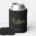 Moderne Personalisierte Bridesmaier in Schwarz und Dosenkühler<br><div class="desc">Moderne Black and Gold Personalisiert Bridesmaids Geschenke mit dem personalisierten Namen einer Brautjungfrau in modernem, goldfarbenem Schriftart mit Titel und Hochzeitstermin in modernem serifenem Schriftart auf schwarzem Hintergrund. Auch perfekt für die Trauzeugin, Blumenmädchen, Brautmutter und vieles mehr. Bitte beachten Sie: Die Details der Folie werden im Kunstwerk simuliert. Bei der...</div>