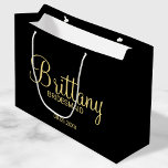 Moderne Personalisierte Bridesmaier in Schwarz und Große Geschenktüte<br><div class="desc">Moderne Personalisierte Bridesmaids Geschenke mit dem personalisierten Namen der Brautjungfrau in modernem, goldenem Drehbuch-Schriftart-Stil mit Titel und Hochzeitsdatum in goldenem, modernem Sans Serif-Schriftart auf schwarzem Hintergrund. Auch perfekt für die Trauzeugin, Blumenmädchen, Brautmutter und vieles mehr. Bitte beachten Sie: Die Details der Folie werden im Kunstwerk simuliert. Bei der Herstellung dieses...</div>