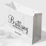 Moderne Personalisierte Bridesmaier in Schwarz und Große Geschenktüte<br><div class="desc">Moderne Personalisierte Brautmädchen in Schwarz und Weiß mit personalisierten Brautjungfrauen im modernen Kalligraphie-Schriftart-Stil mit Titel und Hochzeitstag im modernen sans serif Schriftart Stil. Auch perfekt für die Trauzeugin,  Blumenmädchen,  Brautmutter und vieles mehr.</div>