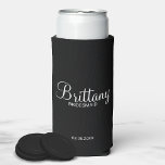Moderne Personalisierte Bridesmaier in Schwarz und Selters Dosenkühler<br><div class="desc">Moderne Personalisierte Bridesmädchen in Schwarz und Weiß mit personalisiertem Brautjungweitennamen im eleganten Schriftart-Stil mit dem Titel in modernen Sans Serif Schriftart Stil auf schwarzem Hintergrund. Auch perfekt für Trauzeugen,  Trauzeuge,  Brautvater,  Trauzeugin,  Blume Mädchen,  Brautmutter und mehr.</div>