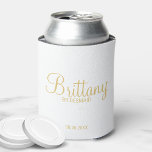 Moderne Personalisierte Bridesmaier in Weiß und Go Dosenkühler<br><div class="desc">Moderne Personalisierte Bridesmaids Geschenke mit dem personalisierten Namen der Brautjungfrau in modernem, goldenem Drehbuch-Schriftart-Stil mit Titel und Hochzeitsdatum in goldenem, modernem Sans Serif Schriftart Stil. Auch perfekt für die Trauzeugin, Blumenmädchen, Brautmutter und vieles mehr. Bitte beachten Sie: Die Details der Folie werden im Kunstwerk simuliert. Bei der Herstellung dieses Produktes...</div>