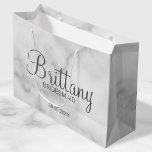 Moderne Personalisierte Marmorbräuner Große Geschenktüte<br><div class="desc">Moderne Personalisierte Bridesmaids Geschenke mit dem personalisierten Namen der Brautjungfrau in grauem,  modernem kalligrafischem Schriftart mit Titel und Hochzeitsdatum in grauem,  modernem Sans Serif Schriftart auf weißem Marmorboden. Auch perfekt für die Trauzeugin,  Blumenmädchen,  Brautmutter und vieles mehr.</div>