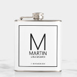 Moderne Personalisierte Monogramm- und Name-Trauze Flachmann<br><div class="desc">Fügen Sie Ihrer Hochzeit eine persönliche Touch mit personalisierten Trauzeugen Flasche. Dieser Kolben enthält das Monogramm und den Namen des personalisierten Trauzeugen mit Titel und Hochzeitdatum in schwarz-moderner Sans Serif Schriftart Stil auf weißem Hintergrund. Auch perfekt für Trauzeuge,  Brautvater und mehr.</div>