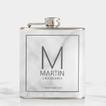 Moderne Personalisierte Monogramm- und Name-Trauze Flachmann<br><div class="desc">Fügen Sie Ihrer Hochzeit eine persönliche Touch mit personalisierten Trauzeugen Flasche. Dieser Kolben enthält das Monogramm und den Namen des personalisierten Trauzeugen mit dem Titel und dem Hochzeitdatum in grauem,  modernem Sans Serif Schriftart auf weißem Marmorhintergrund. Auch perfekt für Trauzeuge,  Brautvater und mehr.</div>