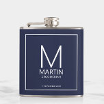 Moderne Personalisierte Monogramm- und Name-Trauze Flachmann<br><div class="desc">Fügen Sie Ihrer Hochzeit eine persönliche Touch mit personalisierten Trauzeugen Flasche. Dieser Kolben zeigt das Monogramm und den Namen des personalisierten Trauzeugen mit Titel und Hochzeitdatum in weißem,  modernen Sans Serif Schriftart Stil auf marineblau Hintergrund. Auch perfekt für Trauzeuge,  Brautvater und mehr.</div>