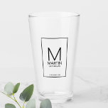Moderne Personalisierte Monogramm- und Name-Trauze Glas<br><div class="desc">Fügen Sie Ihrer Hochzeit eine persönliche Touch mit personalisiertem Trauzeuge Glas. Dieses Glas enthält das Monogramm und den Namen des personalisierten Trauzeugen mit Titel und Hochzeitsdatum in Schwarz Moderne Serif Schriftart Stil. Auch perfekt für Trauzeuge,  Brautvater und mehr.</div>
