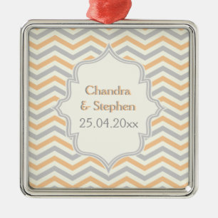 Moderne Pfirsich-, Grau- und Elfenbein-Chevron-Mus Ornament Aus Metall