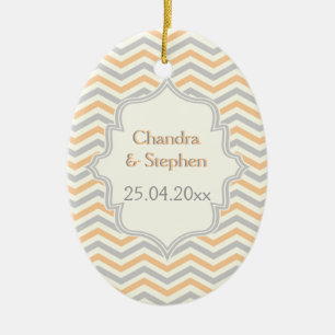 Moderne pfirsichgraue, ivorische Zickzack Muster Keramik Ornament