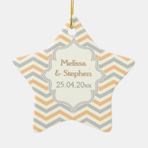 Moderne pfirsichgraue, ivorische Zickzack Muster Keramikornament