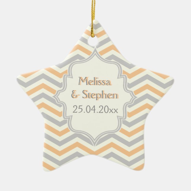 Moderne pfirsichgraue, ivorische Zickzack Muster Keramikornament (Vorne)