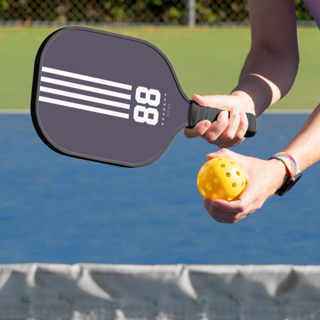 Moderne Pickleball-Spielernummer Streifen Purpur Pickleball Schläger (InSitu)