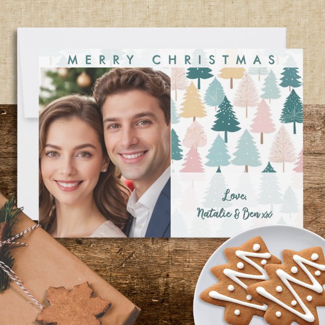 Moderne Pinienbäume Foto Weihnachten (An elegant Christmas card with pastel pine trees design, customizable with a photo and name(s))
