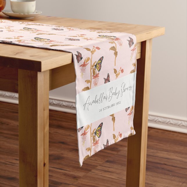 Moderne Pink Boho Butterfly Girl Babydusche Kurzer Tischläufer (Beispiel)