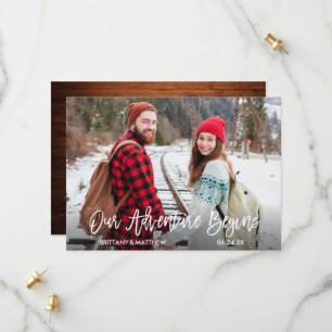 Moderne Pinsel Script Wood Unser Abenteuer beginnt Save The Date