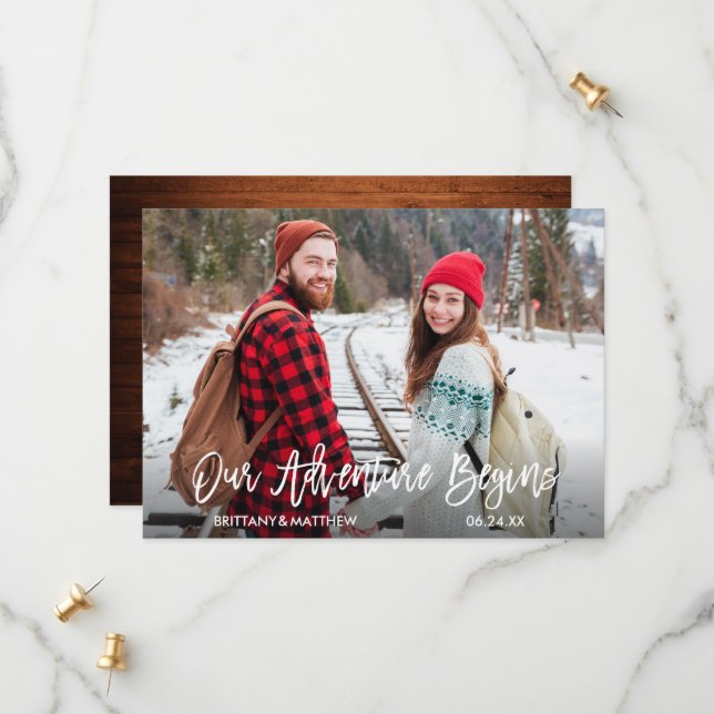 Moderne Pinsel Script Wood Unser Abenteuer beginnt Save The Date (Vorderseite/Rückseite Beispiel)