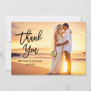 Moderne Pinselschrift Bride Groom Foto Name Weddin Dankeskarte