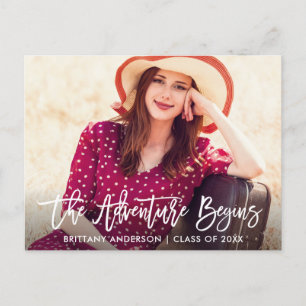 Moderne Pinselschrift Das Abenteuer fängt an zu st Postkarte