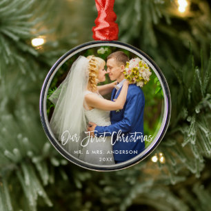 Moderne Pinselschrift Unsere erste Weihnachtsfeier Ornament Aus Metall