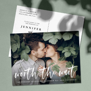 Moderne Pinselskripte mit Verzögerung Ankündigungspostkarte