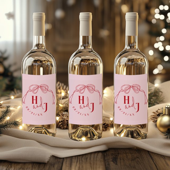 Moderne Quirky Hand Drawn Bow PINK & RED Wedding Weinetikett (Elegant whimsical quirky hand drawn coquette bow pink and red wedding monogram table wine favor gift)