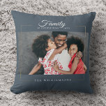 Moderne Rahmen | Familie ist alles Foto Gold Kissen<br><div class="desc">Dieses elegante Foto-Wurfkissen mit modernem Familienkuppeln besticht durch Ihr liebstes Foto in einem vergoldeten Rahmen neben Ihrem individuelle Name und dem in dunkelstaubblauer Farbe etablierten Datum. Gutes Geschenk für den Urlaub,  Muttertag oder Valentine!</div>