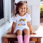 Moderne Rainbow Sky Girls Custom Birthday Party T-Shirt<br><div class="desc">Helles und fröhliches Shirt-Design für die Geburtstagsparty eines Mädchens mit einem farbenfrohen Regenbogen mit Wolken und Sonne. Passen Sie den Namen und die Geburtstagsnummer Ihres Kindes an. Hellblaue Wolken mit Regenbogenfarben: rot,  orange,  gelb,  rosa,  grün,  aquamarin,  blau und lila.</div>