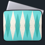 Moderne Raute - Laptop-Sieb aus dem Mittelalter Laptopschutzhülle<br><div class="desc">Dieser moderne Laptop-Sleeve aus dem Mittelalter besticht durch einen lebendigen, türkisfarbenen Hintergrund und ein Muster aus Mod, lichtdurchlässigen aquamarinen Diamanten, die größere, Vintage Diamanten mit goldfarbenen Fesseln aus dem Weltraum überlagern. Diese minimalistisch inspiriert, dekonstruierte Raute ist eine vereinfachende Rückgabe der größeren als der Lebensatomärzeit, die die Dekorationslandschaft der 1950er und...</div>