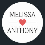 Moderne RED Heart White Wedding Monogram Siegel Runder Aufkleber<br><div class="desc">Wenn Sie etwas Einzigartiges suchen,  dann sind Sie hier genau richtig. Hier finden Sie ein schlichtes,  elegantes Schwarz-Weiß-Design mit tiefrotem Herzen in der Mitte. Fügen Sie Braut und Bräutigam Initialen / Monogramme hinzu. Die Hintergrundfarbe kann in eine beliebige Farbe geändert werden. Ideal für diese moderne,  trendige Hochzeitsfeier. Valentinstag!</div>