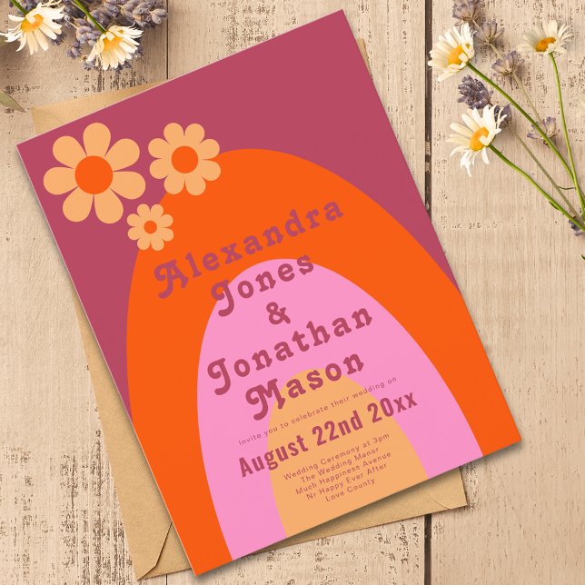Moderne Retro 70er Groovy Wedding Einladungspostkarte (Modern retro daisy arch groovy typography orange pink budget wedding invitation postcard)