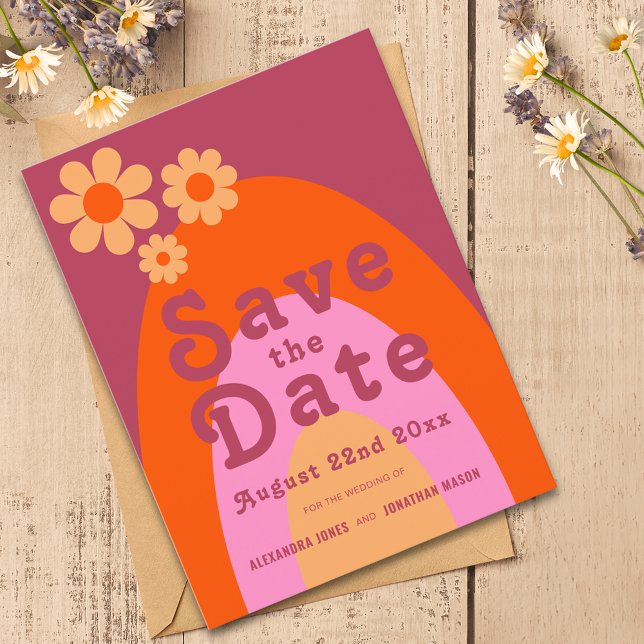 Moderne Retro-70er-Hochzeit Einladungspostkarte (Retro daisy arch wedding save the date custom budget postcard )
