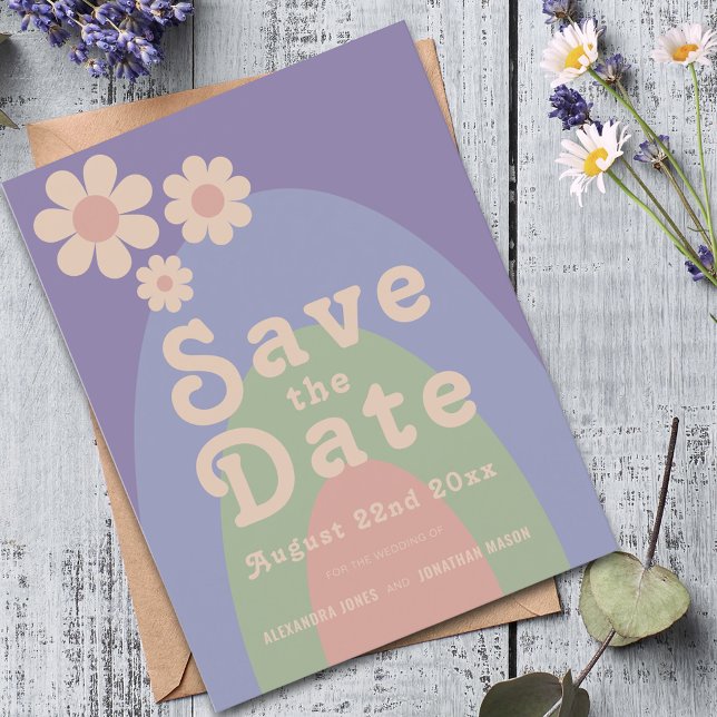 Moderne Retro Daisy Arch Wedding Einladungspostkarte (Retro daisy arch groovy typography pastel wedding save the date budget postcard invitation )